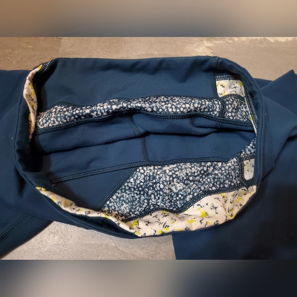 Lululemon reversible pants. Blur. Grey and yellow flowers on a side. Size 6. 32" - Picture 8 of 15